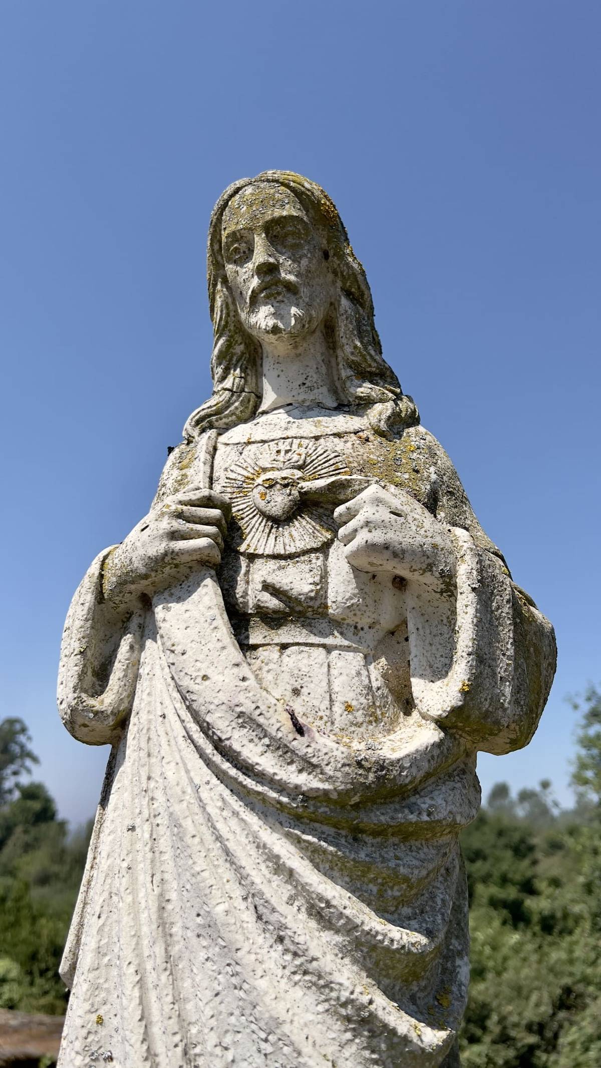 A estátua de pedra no cimo do terreno